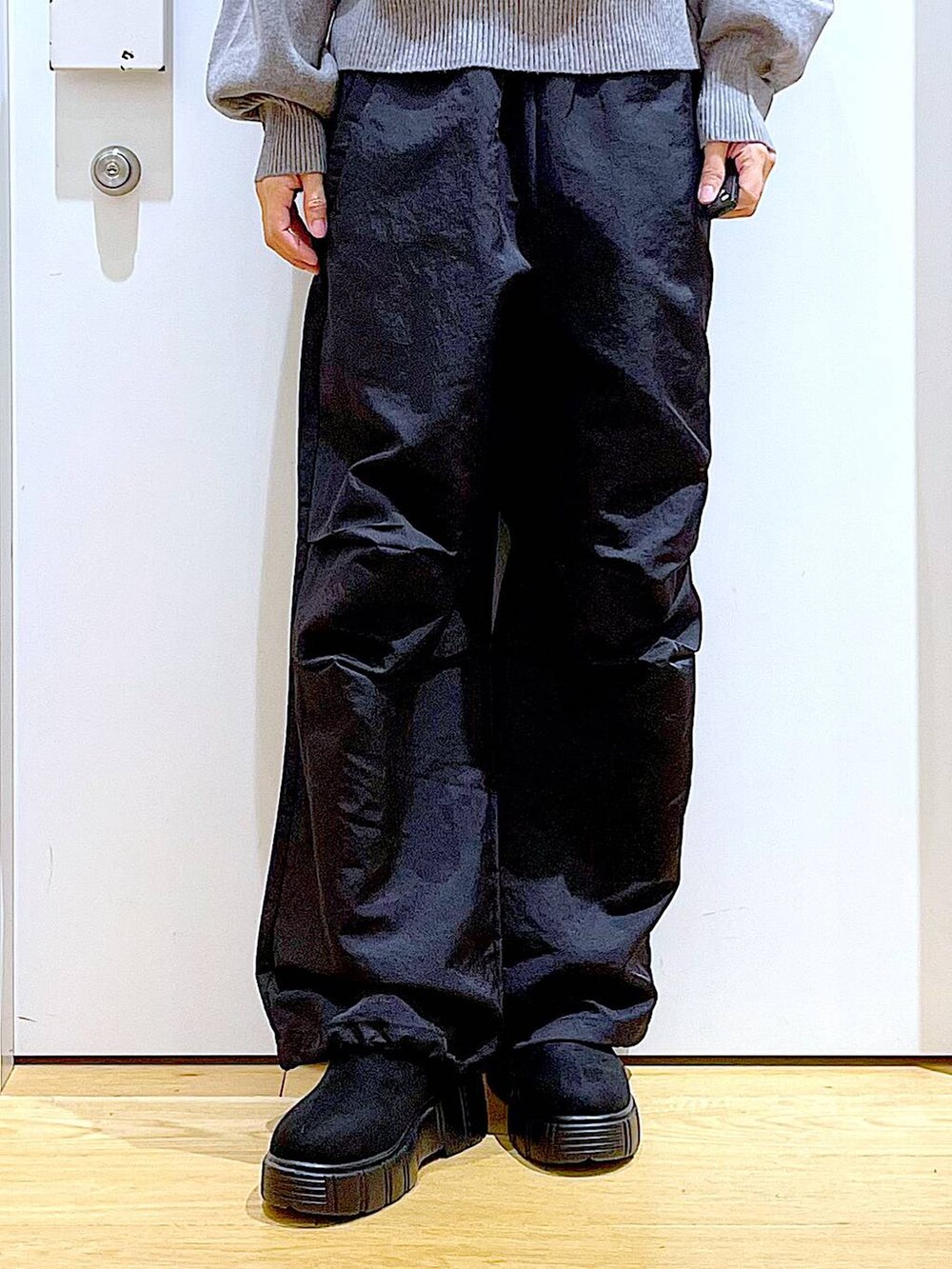 ブラック系のショルダーバッグ、ブラック系のブーツ、ブラック系のその他パンツを着用したレディースの冬コーディネートの8枚目の写真