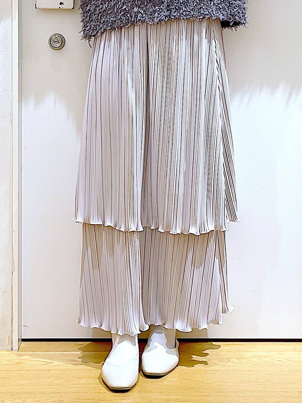 グレー系のTシャツ/カットソー、その他のショルダーバッグ、ホワイト系のパンプスを着用したレディースの春コーディネートの8枚目の写真