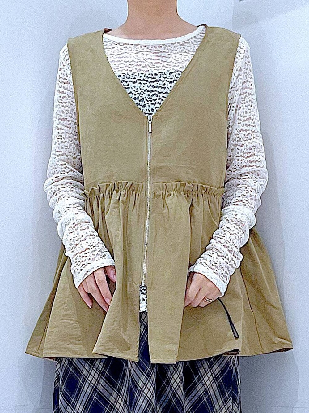 イエロー系のベスト、ホワイト系のTシャツ/カットソー、ホワイト系のハンドバッグを着用したレディースの夏コーディネートの7枚目の写真