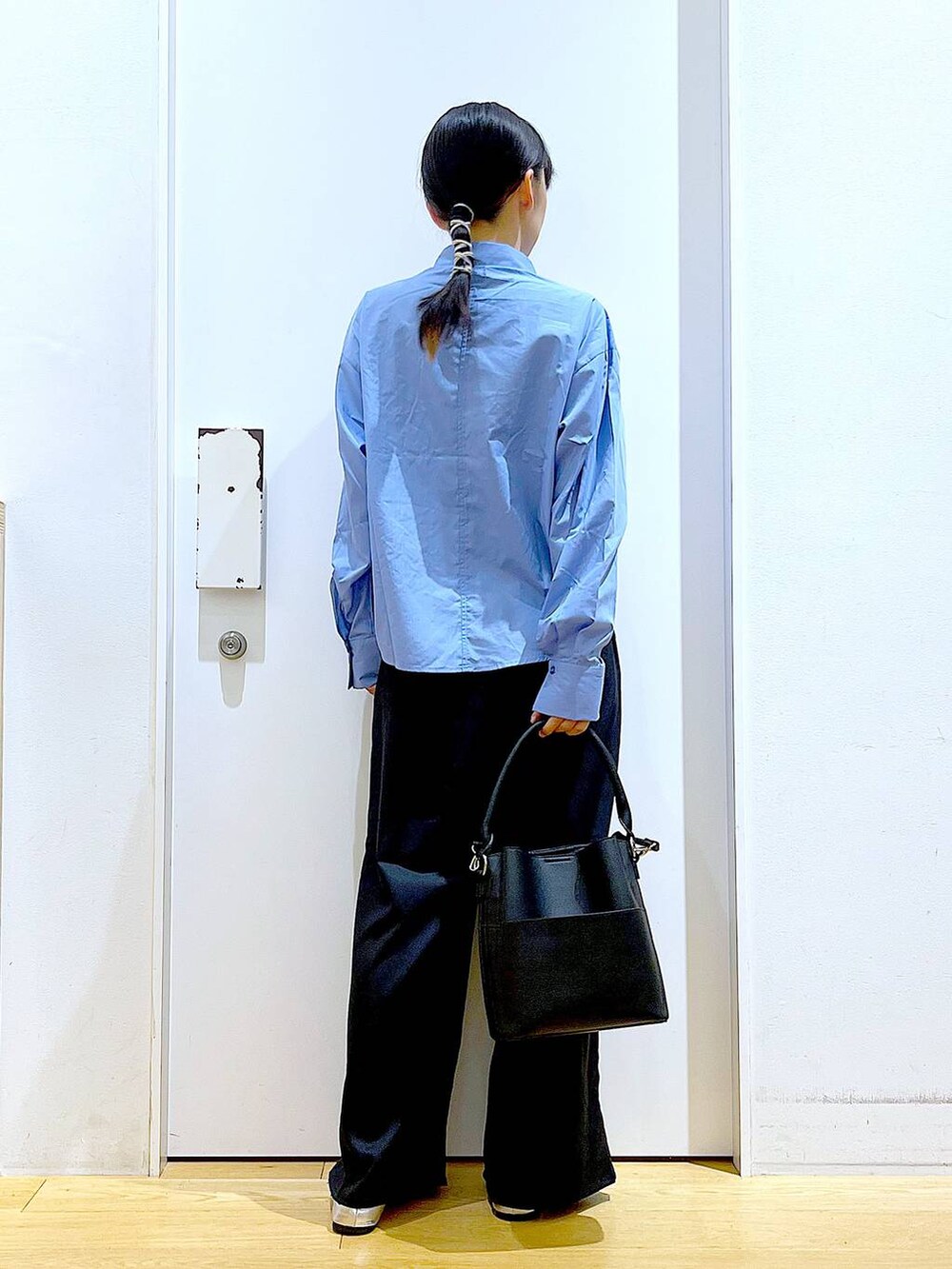 シルバー系のパンプス、ブラック系のショルダーバッグ、ブラック系のその他パンツを着用したレディースの秋コーディネートの5枚目の写真