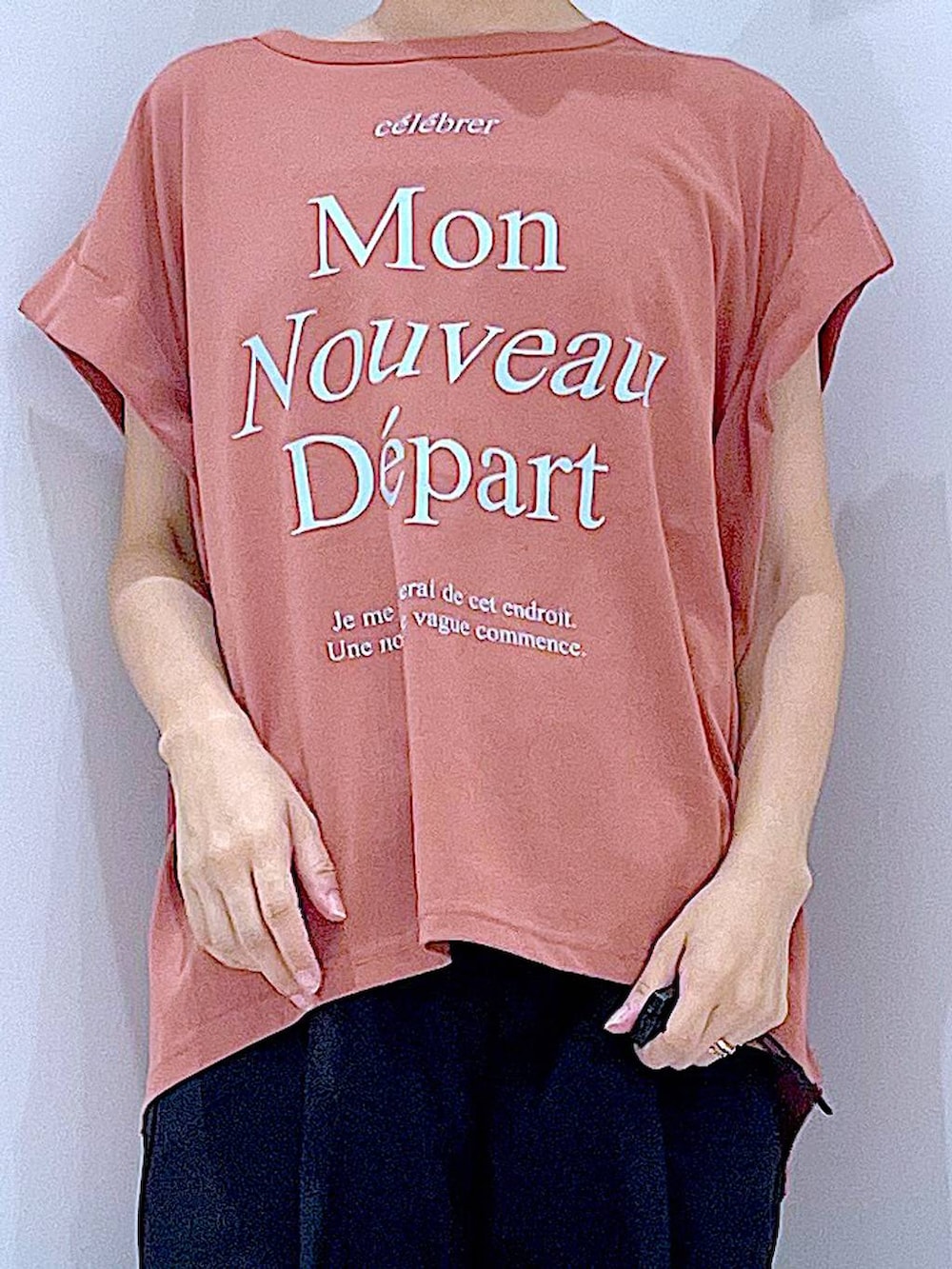 ブラウン系のTシャツ/カットソー、その他のショルダーバッグ、ブラック系のその他パンツを着用したレディースの秋コーディネートの7枚目の写真