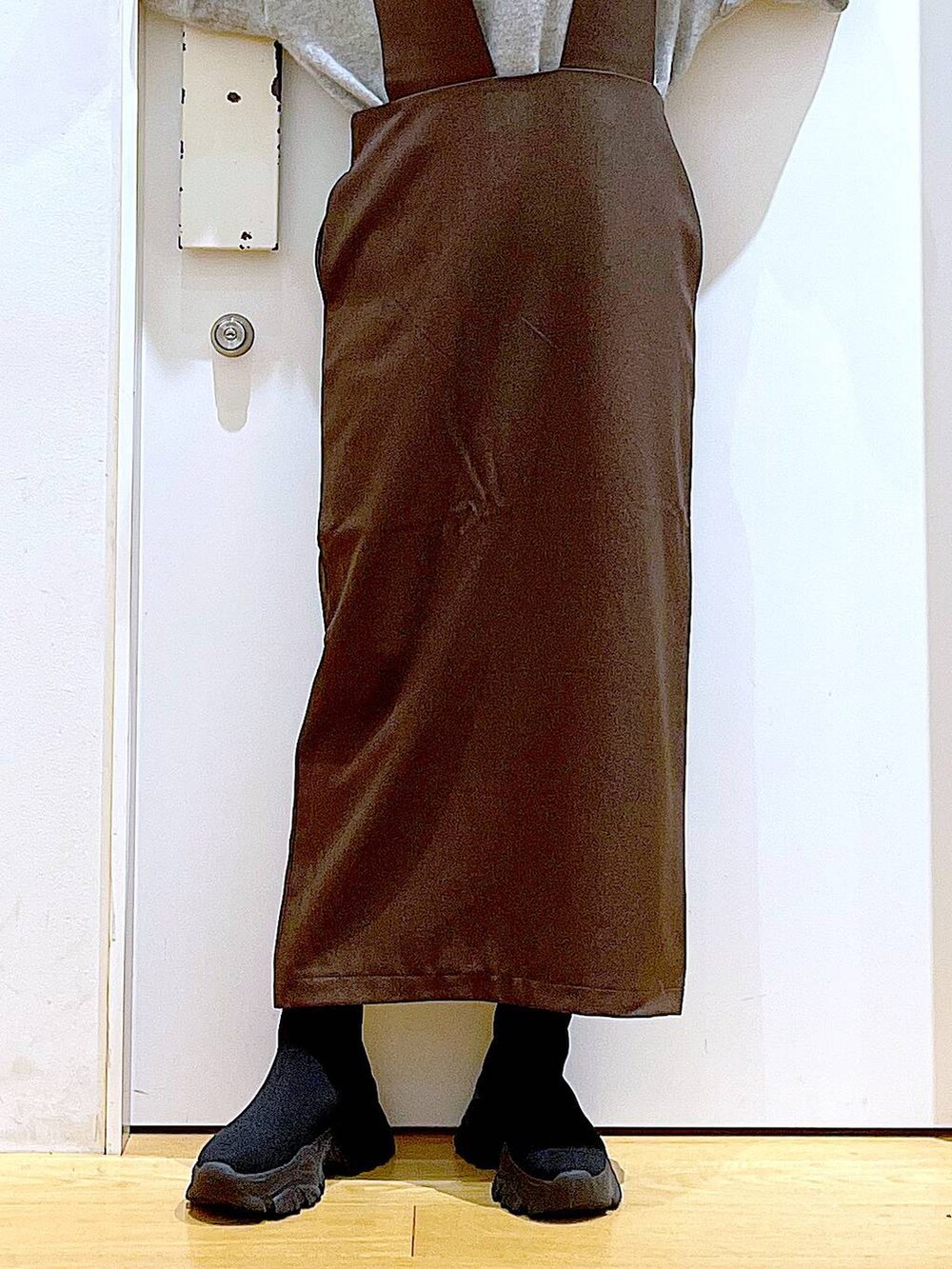 グレー系のニット/セーター、ブラック系のバックパック/リュック、ブラック系のブーツを着用したレディースの冬コーディネートの8枚目の写真