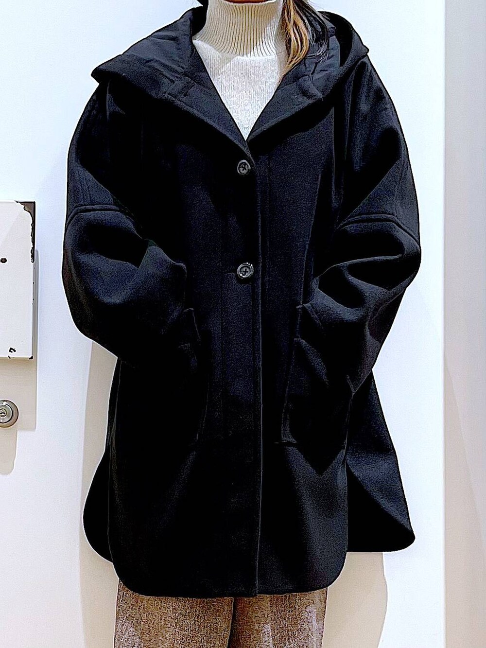 ブラック系のその他アウター、ブラック系のブーツ、ブラック系のトートバッグを着用したレディースの冬コーディネートの7枚目の写真