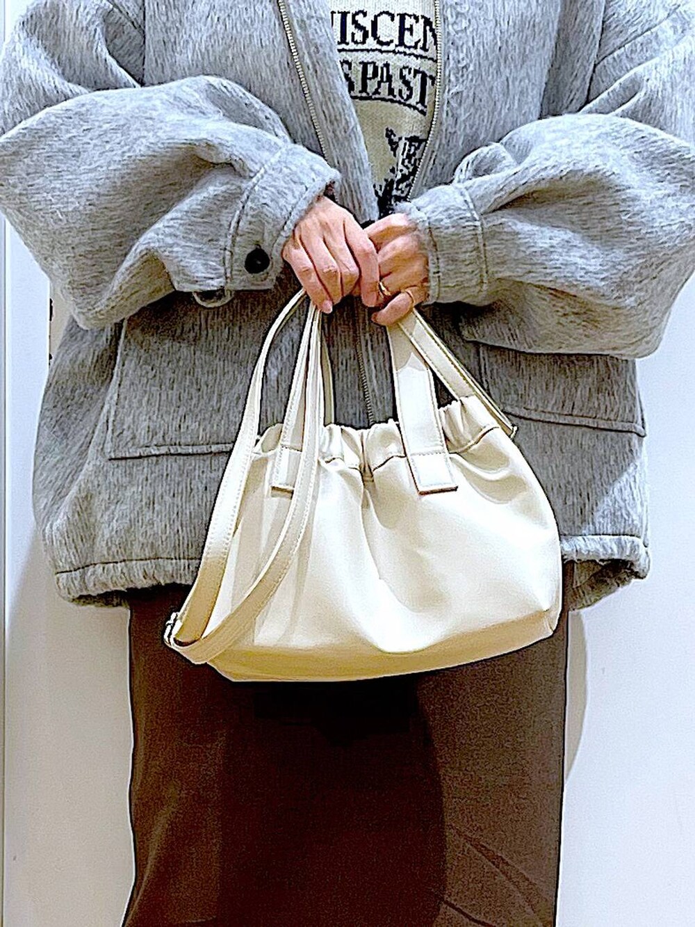 「リラックス、若見え、ゆったり、休日コーデ、骨格ウェーブ、LAKOLE、ブルゾン、カジュアルコーデ、冬コーデ、セールコーデ、冬アウター、ブーツ、ショルダーバッグ、楽ちんコーデ」｜「LAKOLEのシャギージップブルゾン / 128644（ブルゾン、グレー系）」を使った、あおき@LAKOLE海老名さん（レディース・156cm）の冬コーディネートの9枚目の写真