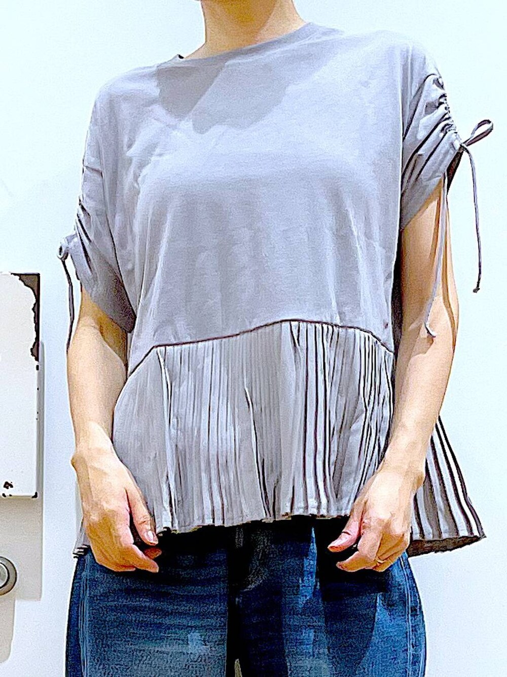 ホワイト系のサンダル、ブラック系のトートバッグ、ブルー系のデニムパンツを着用したレディースの夏コーディネートの7枚目の写真