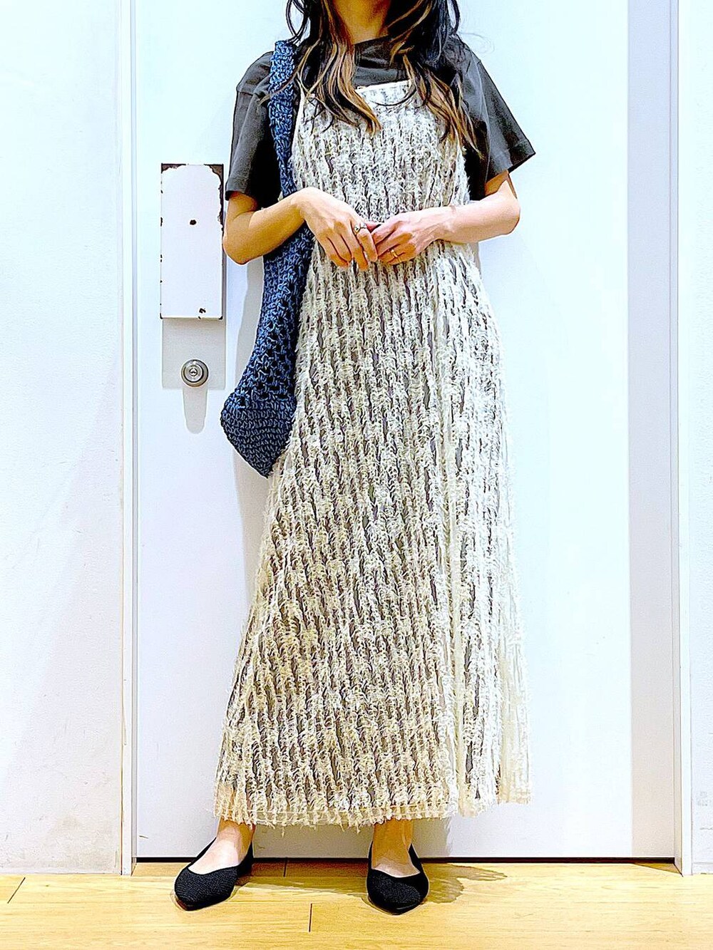 ベージュ系のワンピース、ブラック系のパンプス、ブルー系のトートバッグを着用したレディースの夏コーディネートの6枚目の写真