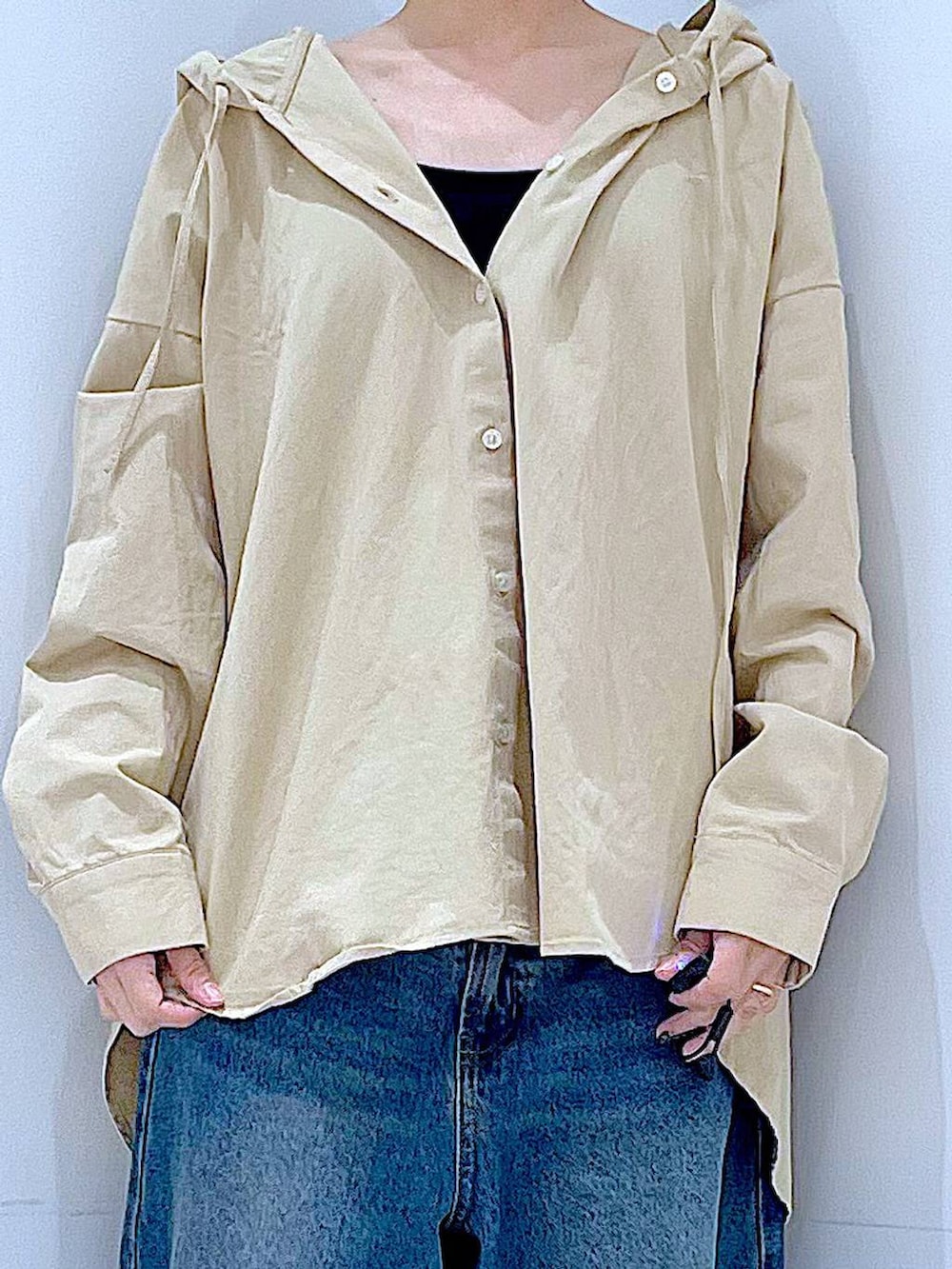 ブルー系のデニムパンツ、グレー系のショルダーバッグ、ベージュ系のその他トップスを着用したレディースの春コーディネートの7枚目の写真