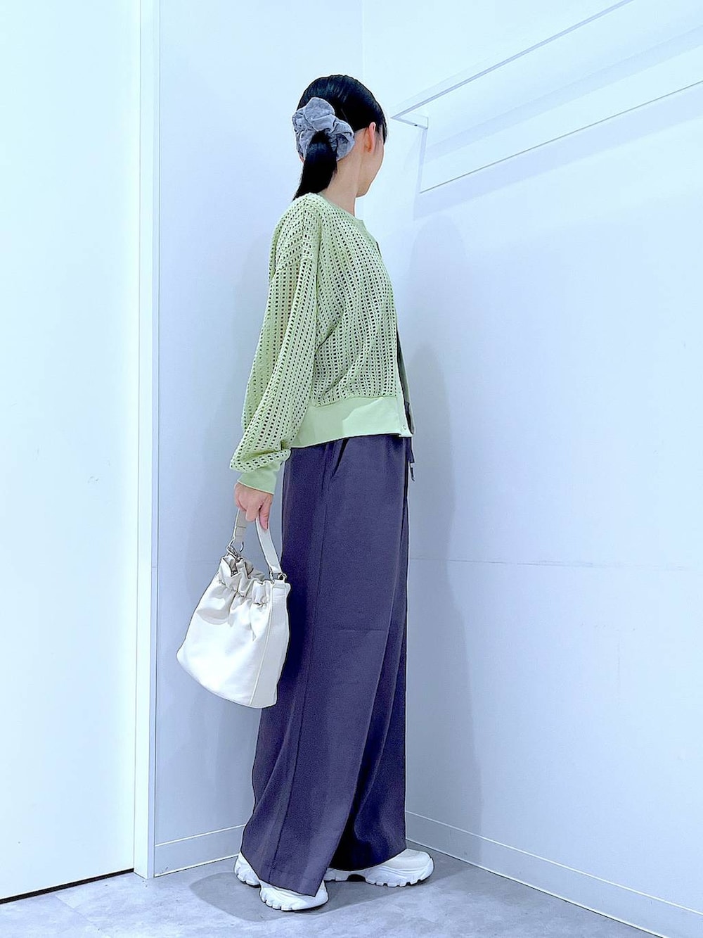 ホワイト系のスニーカー、グレー系のその他パンツ、ホワイト系のショルダーバッグを着用したレディースの春コーディネートの4枚目の写真