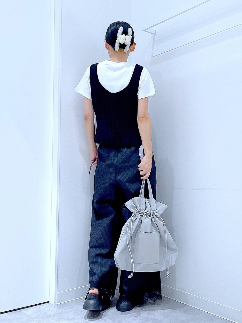 ブラック系のその他トップス、ホワイト系のTシャツ/カットソー、ブラック系のスラックスを着用したレディースの夏コーディネートの5枚目の写真