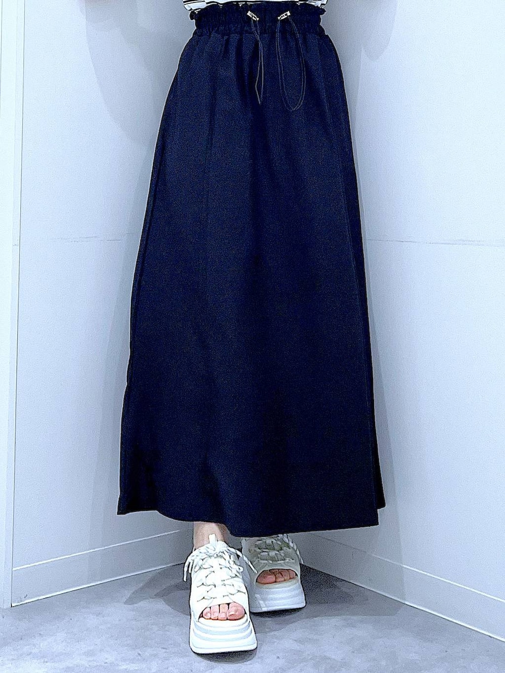 ホワイト系のショルダーバッグ、ホワイト系のサンダル、ベージュ系のTシャツ/カットソーを着用したレディースの夏コーディネートの8枚目の写真