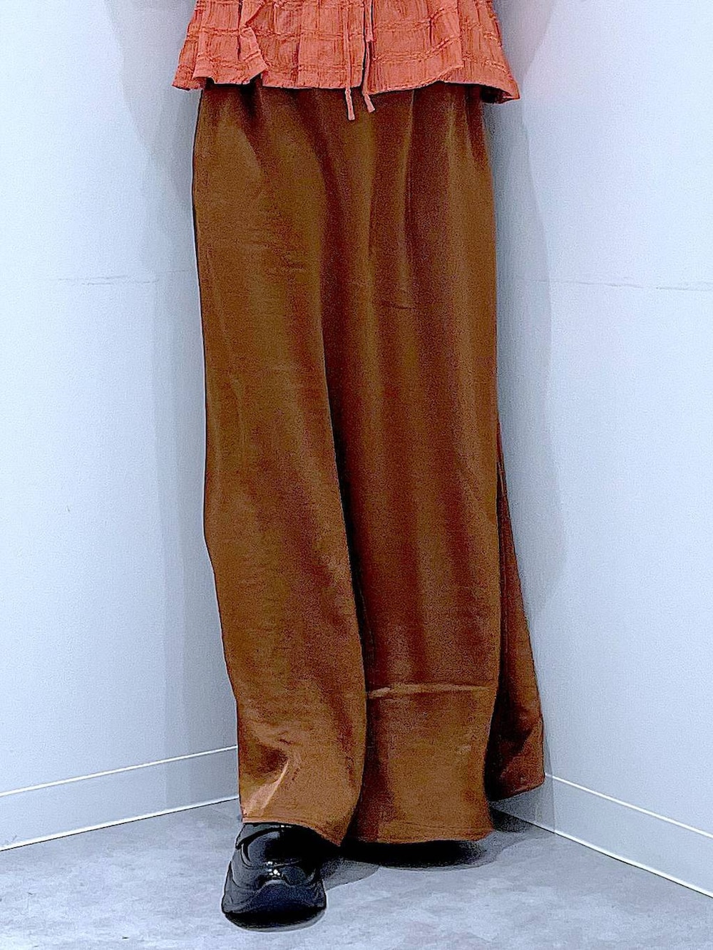 ホワイト系のTシャツ/カットソー、ブラック系のローファー、ブラウン系のスカートを着用したレディースの秋コーディネートの8枚目の写真