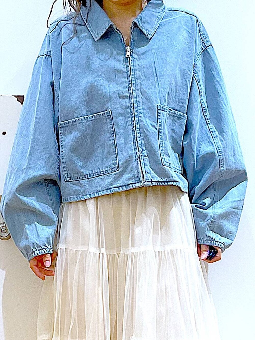 ブルー系のショルダーバッグ、ブルー系のデニムジャケット、その他のパンプスを着用したレディースの春コーディネートの7枚目の写真