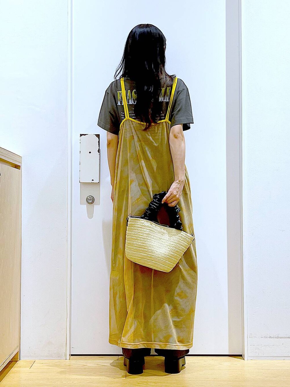 グレー系のその他パンツ、ホワイト系のショルダーバッグ、オレンジ系のワンピースを着用したレディースの夏コーディネートの5枚目の写真