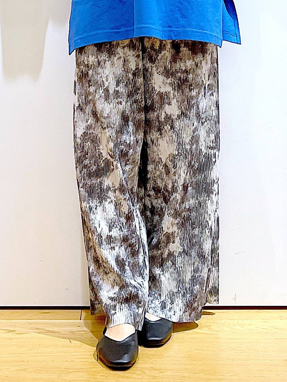 ブラック系のパンプス、グレー系のその他パンツ、ブルー系のTシャツ/カットソーを着用したレディースの春コーディネートの8枚目の写真