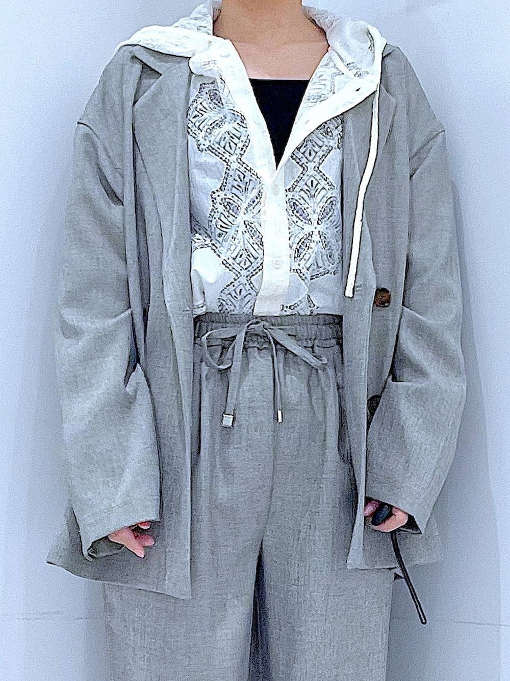 ホワイト系のショルダーバッグ、ベージュ系のローファー、ホワイト系のシャツ/ブラウスを着用したレディースの春コーディネートの7枚目の写真