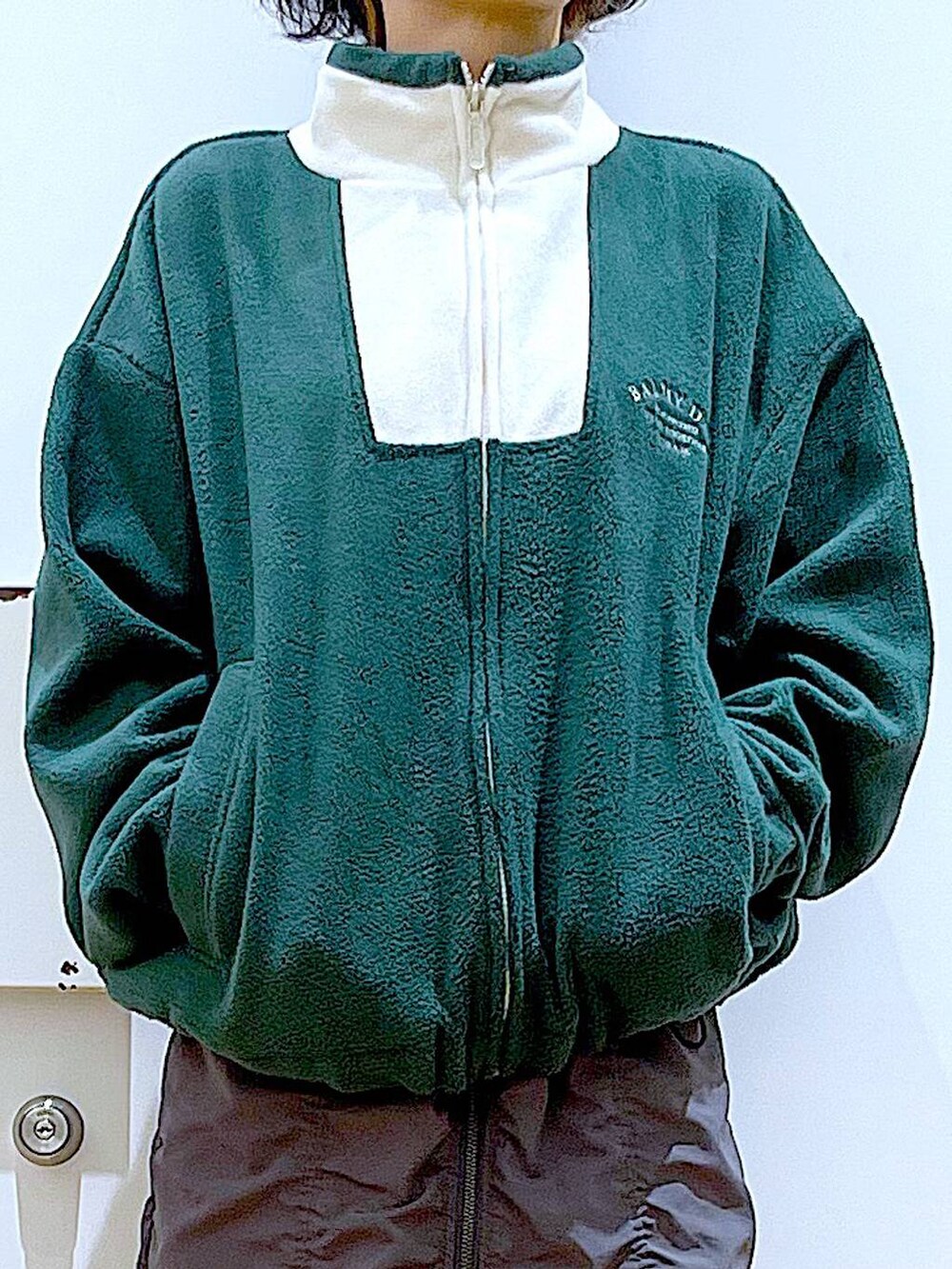 ブラック系のバックパック/リュック、グレー系のスカート、ブラック系のブーツを着用したレディースの冬コーディネートの7枚目の写真