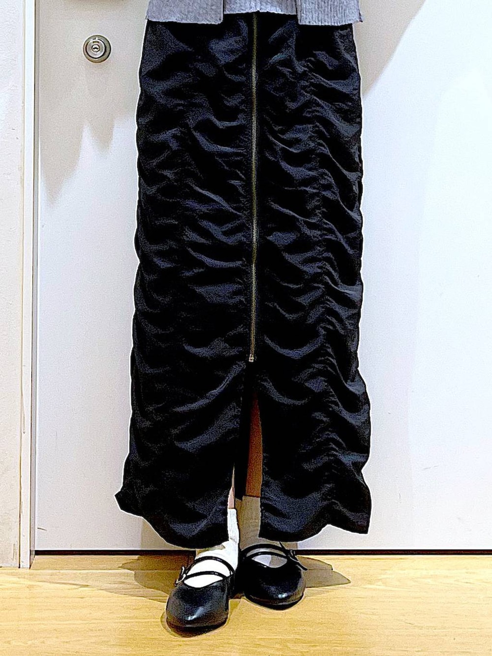 ブラック系のパンプス、ブルー系のショルダーバッグ、グレー系のカーディガン/ボレロを着用したレディースの秋コーディネートの8枚目の写真