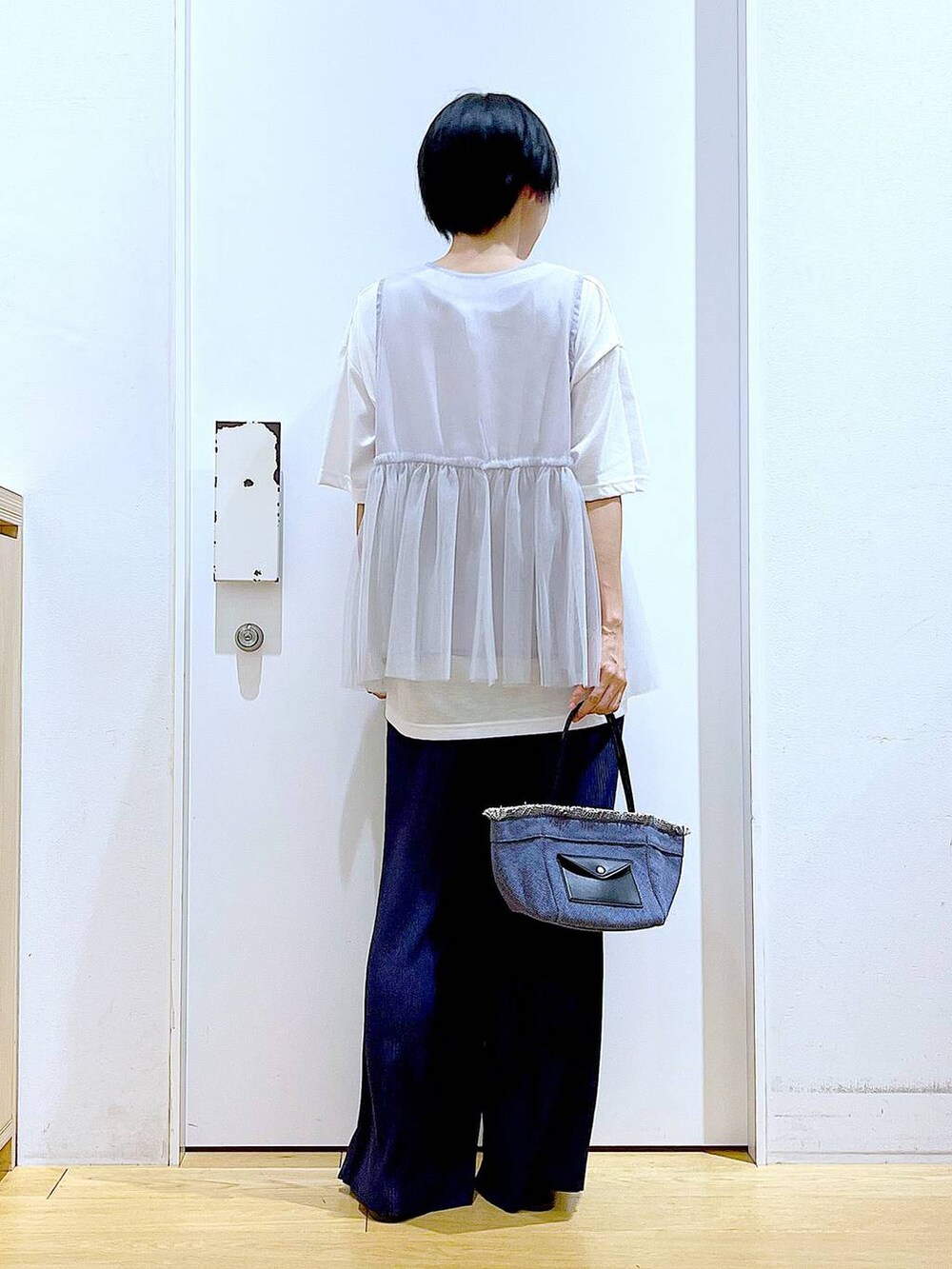 ブラック系のパンプス、ブルー系のショルダーバッグ、ホワイト系のTシャツ/カットソーを着用したレディースの夏コーディネートの5枚目の写真