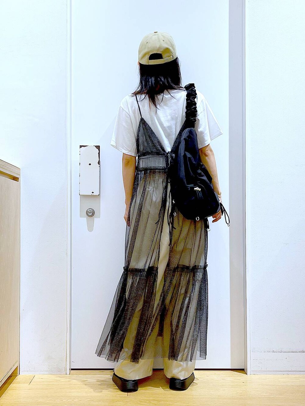 その他のワンピース、ブラック系のサンダル、ホワイト系のTシャツ/カットソーを着用したレディースの夏コーディネートの5枚目の写真