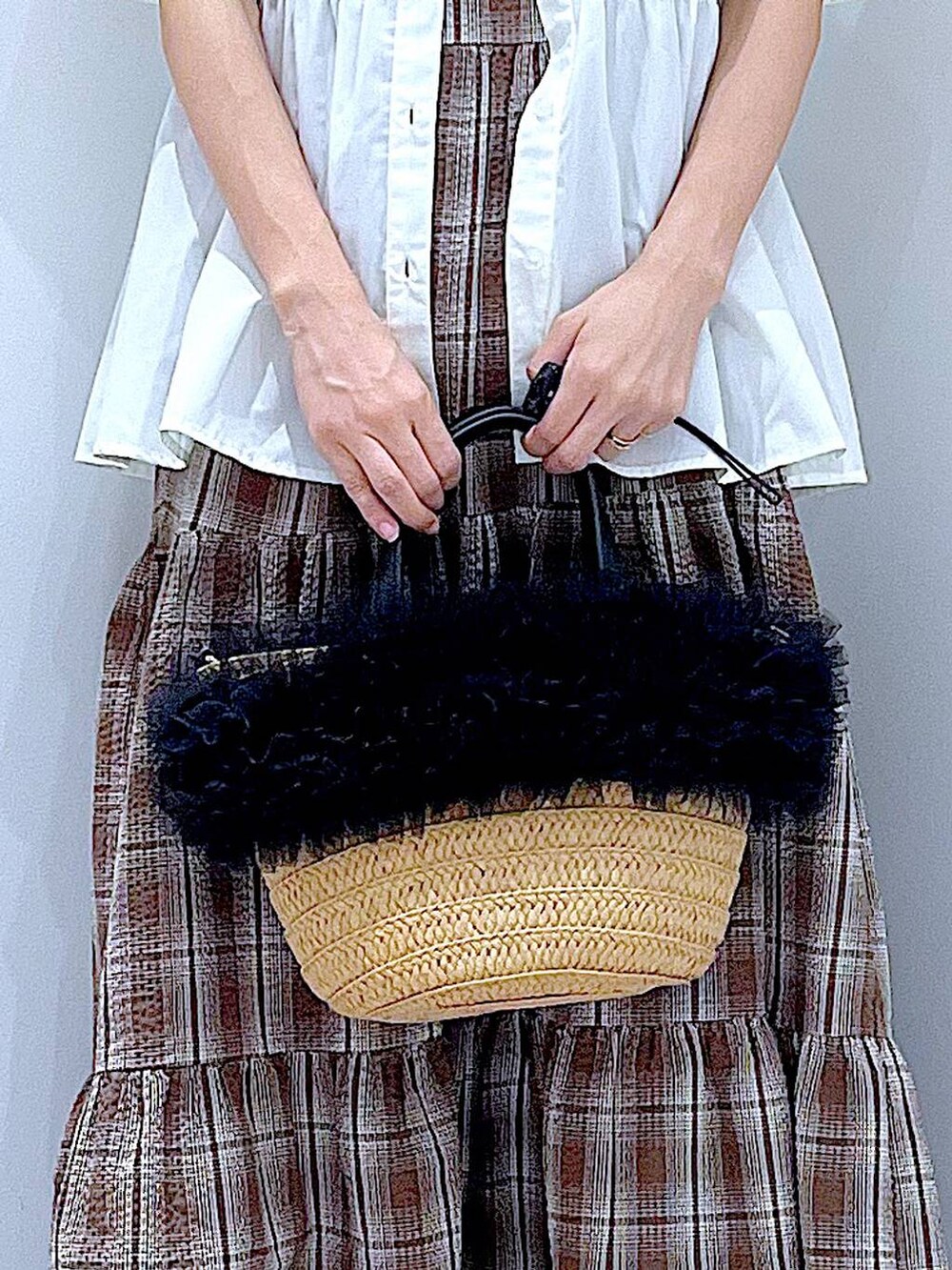 ベージュ系のショルダーバッグ、シルバー系のサンダル、ブラウン系のワンピースを着用したレディースの夏コーディネートの9枚目の写真