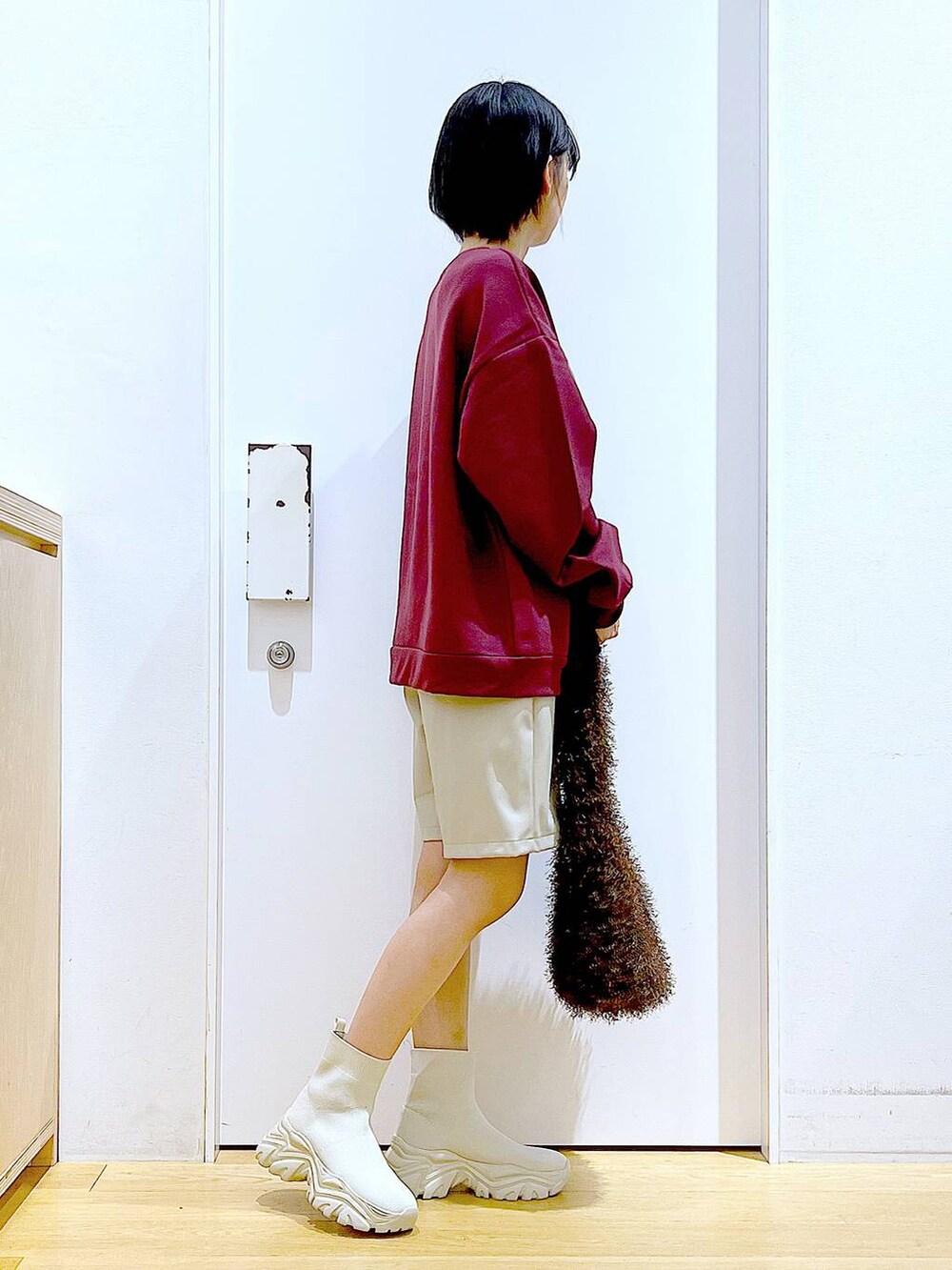 ベージュ系のブーツ、ブラウン系のショルダーバッグ、ベージュ系のその他パンツを着用したレディースの冬コーディネートの4枚目の写真