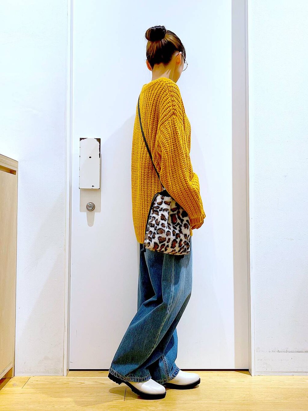 ベージュ系のブーツ、その他のショルダーバッグ、ブルー系のデニムパンツを着用したレディースの冬コーディネートの5枚目の写真