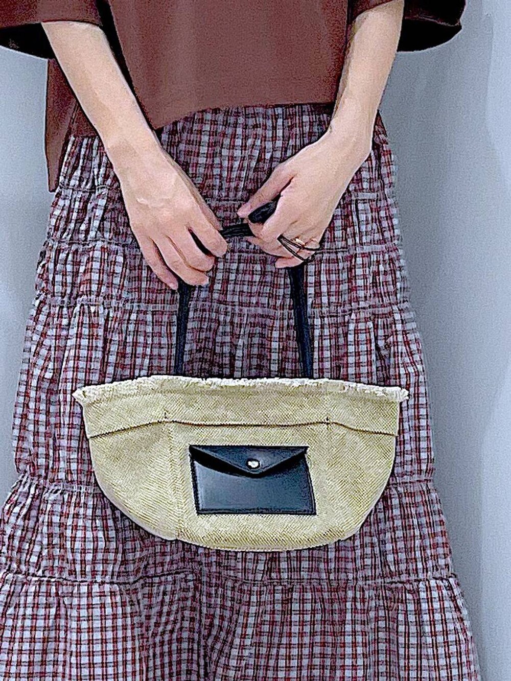 ベージュ系のショルダーバッグ、シルバー系のサンダル、ブラウン系のTシャツ/カットソーを着用したレディースの夏コーディネートの9枚目の写真