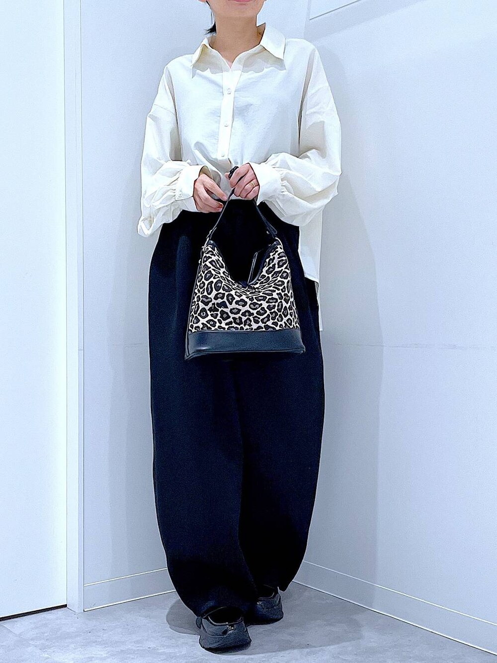 ブラック系のローファー、その他のショルダーバッグ、ブラック系のスウェットパンツを着用したレディースの秋コーディネートの6枚目の写真