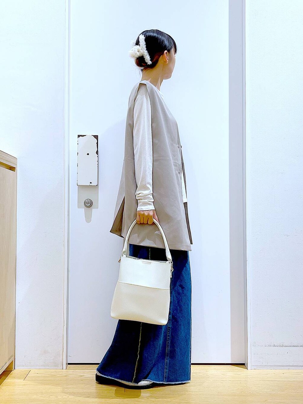 シルバー系のローファー、ホワイト系のショルダーバッグ、ホワイト系のTシャツ/カットソーを着用したレディースの秋コーディネートの4枚目の写真