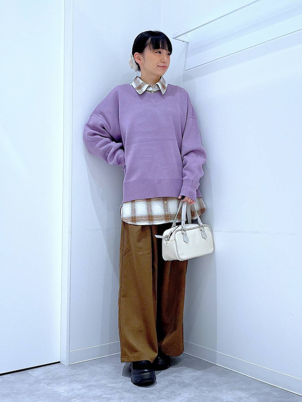 ブラック系のブーツ、パープル系のニット/セーター、ベージュ系のシャツ/ブラウスを着用したレディースの冬コーディネートの2枚目の写真