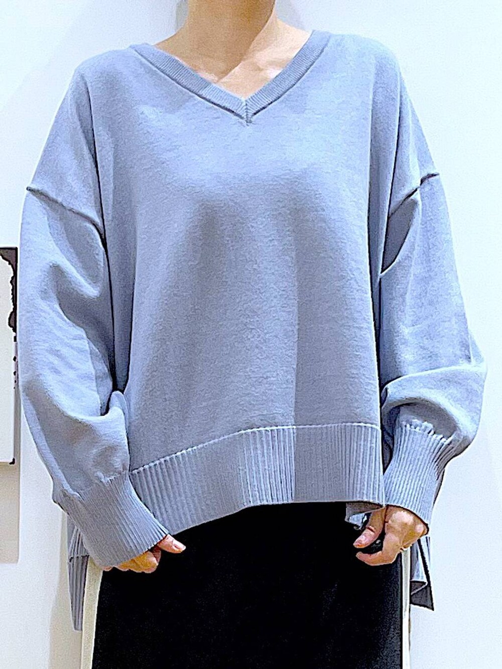 ブラック系のスカート、ブラック系のショルダーバッグ、ブラック系のブーツを着用したレディースの冬コーディネートの7枚目の写真