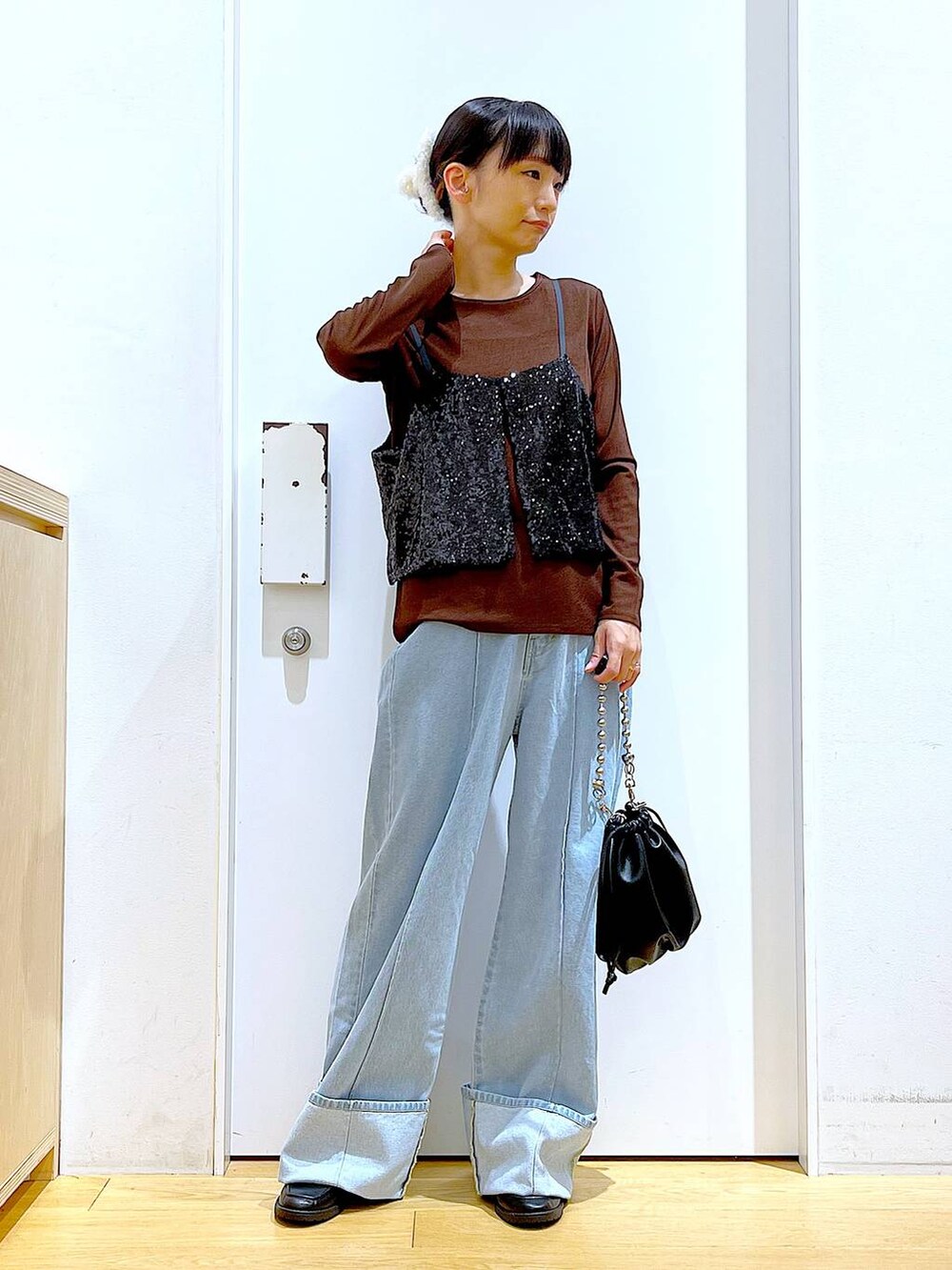 ブラック系のショルダーバッグ、ブラック系のローファー、ブラック系のベストを着用したレディースの秋コーディネートの2枚目の写真