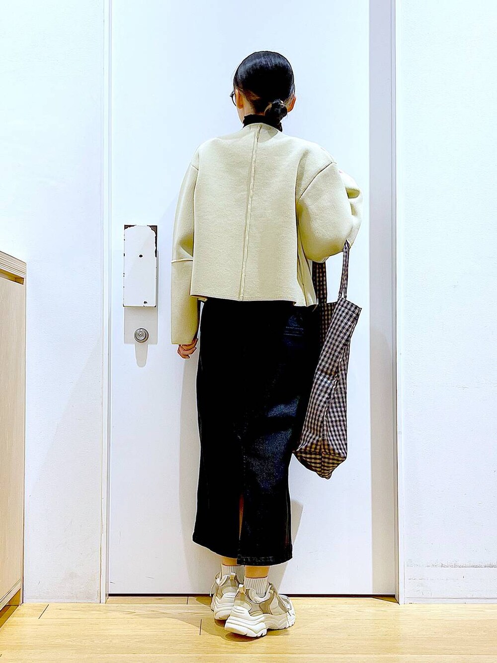 グレー系のジャンパースカート、ブラック系のTシャツ/カットソー、その他のトートバッグを着用したレディースの冬コーディネートの5枚目の写真