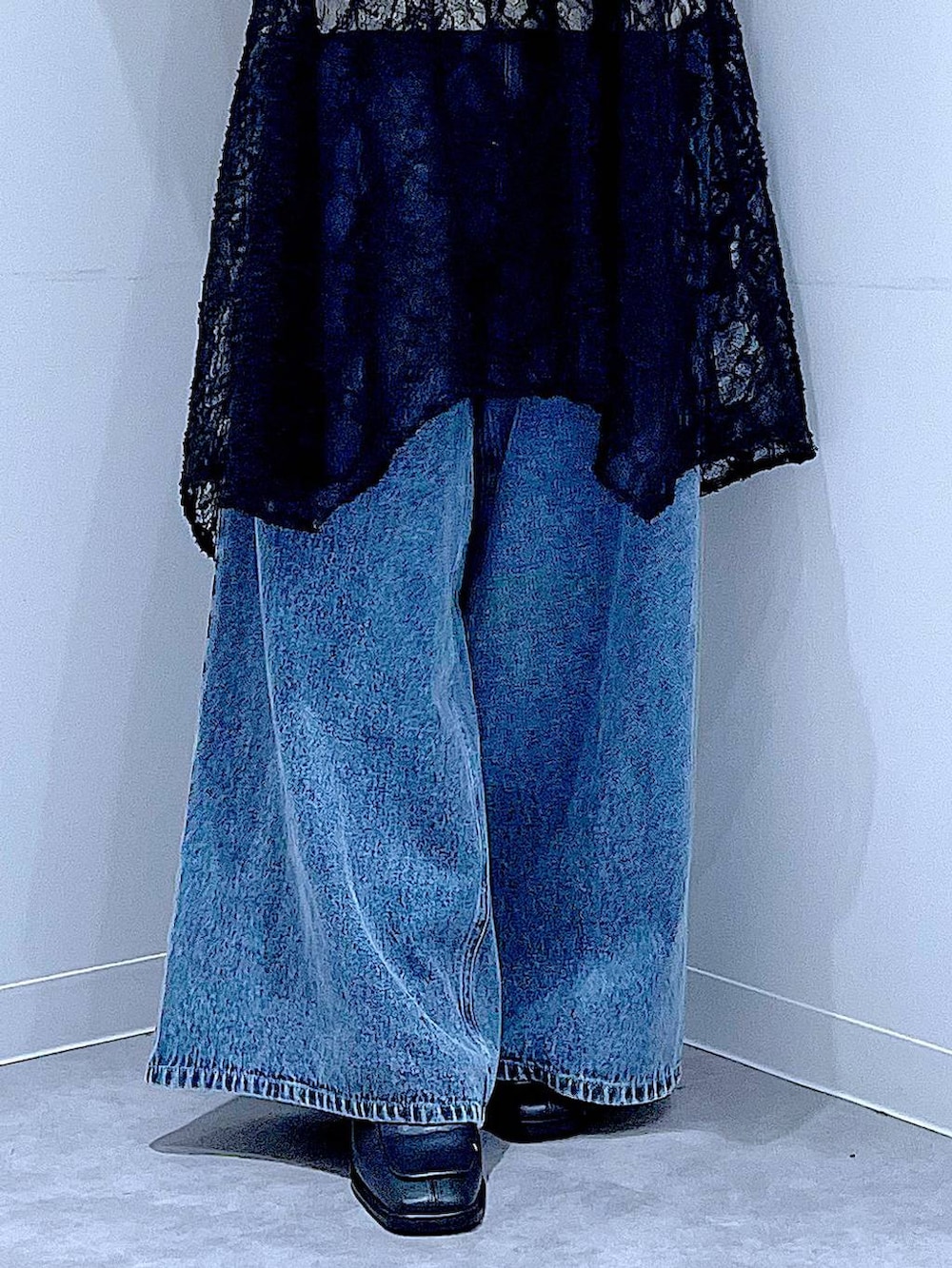 ベージュ系のニット/セーター、ブルー系のデニムパンツ、ベージュ系のショルダーバッグを着用したレディースの秋コーディネートの8枚目の写真