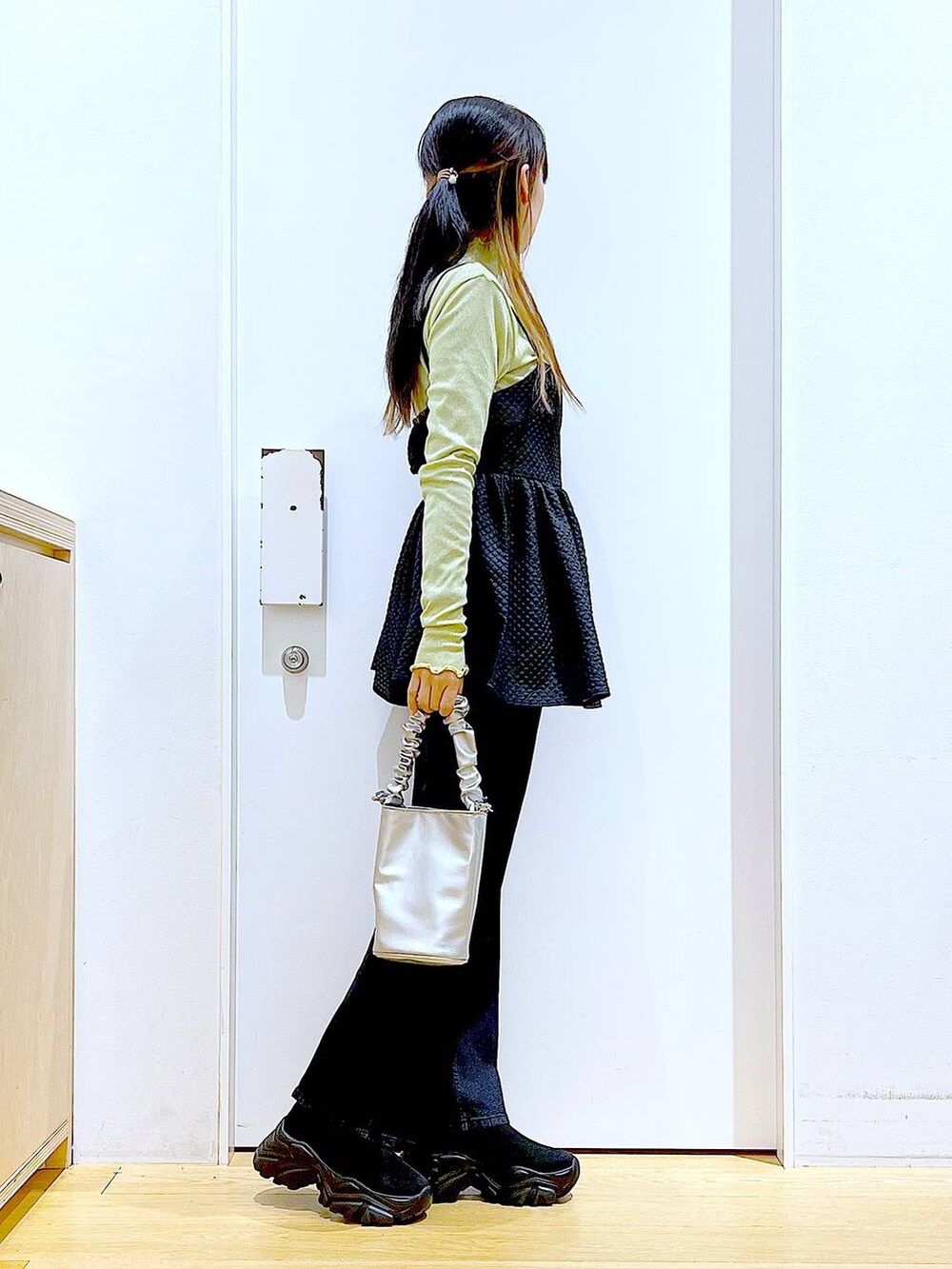 その他のショルダーバッグ、グレー系のデニムパンツ、グリーン系のTシャツ/カットソーを着用したレディースの春コーディネートの4枚目の写真