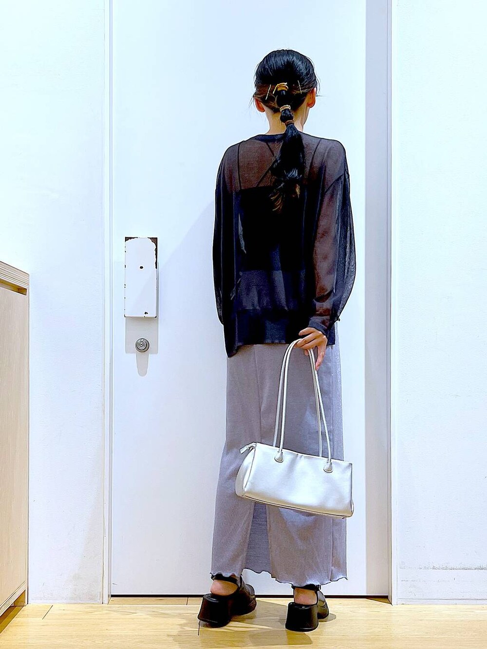 パープル系のスカート、ブラック系のサンダル、グレー系のニット/セーターを着用したレディースの春コーディネートの5枚目の写真