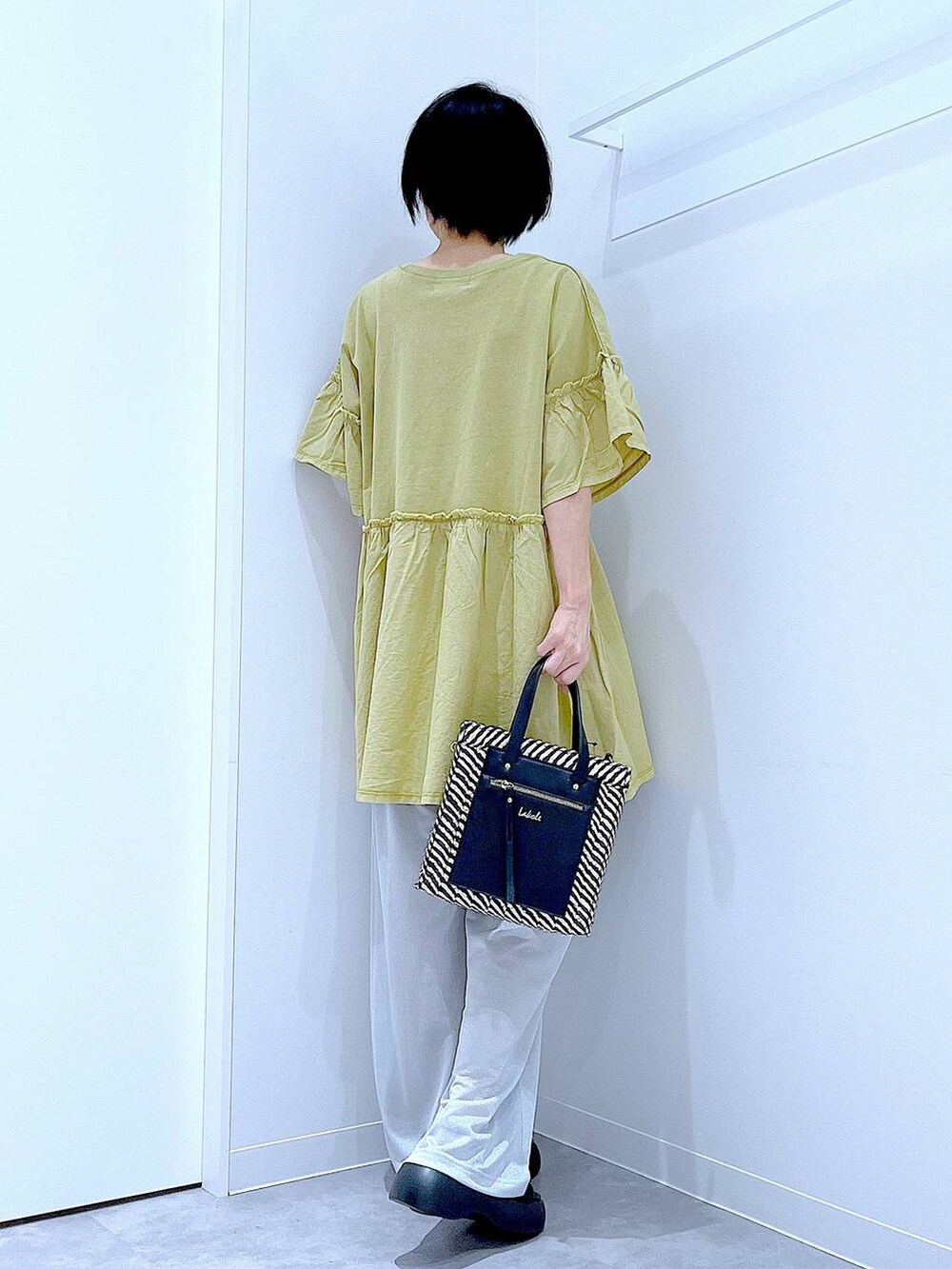 ブラック系のショルダーバッグ、ブラック系のサンダル、グレー系のその他パンツを着用したレディースの夏コーディネートの5枚目の写真