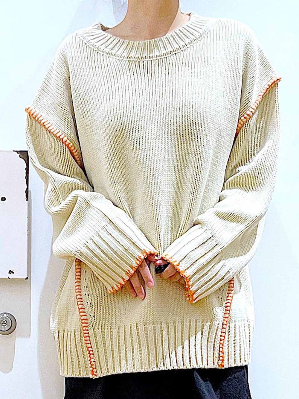 ブラック系のブーツ、その他のトートバッグ、ブラック系のスカートを着用したレディースの冬コーディネートの7枚目の写真