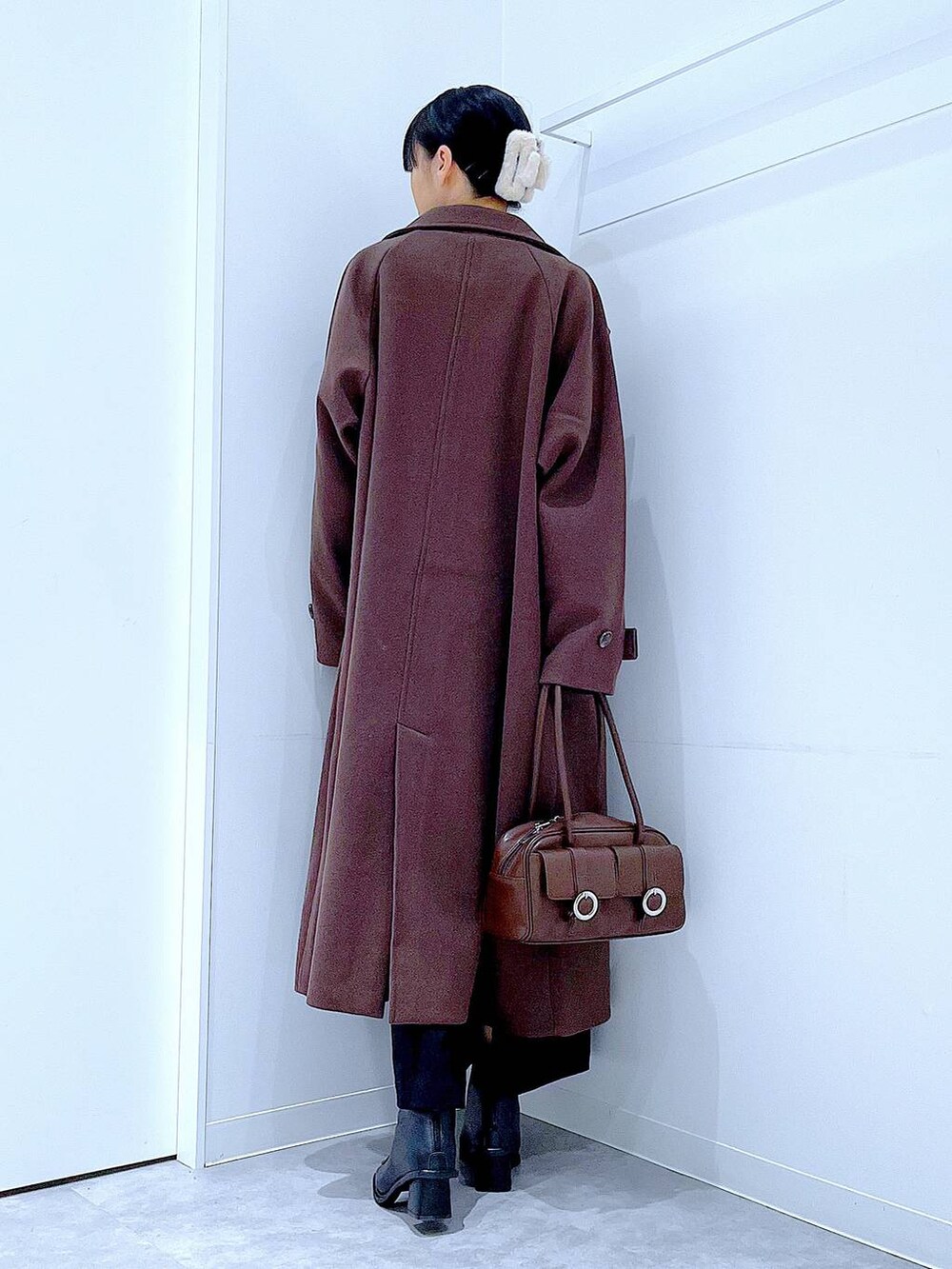 ブラウン系のその他アウター、ブラウン系のショルダーバッグ、ブラック系のスカートを着用したレディースの冬コーディネートの5枚目の写真