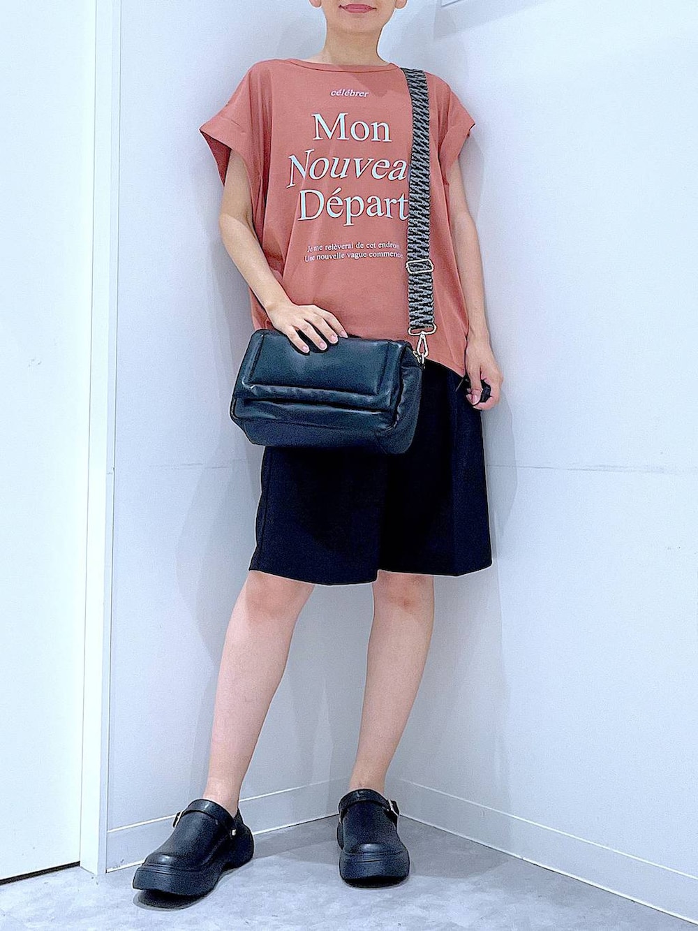 ブラウン系のTシャツ/カットソー、その他のショルダーバッグ、ブラック系のその他パンツを着用したレディースの秋コーディネートの6枚目の写真