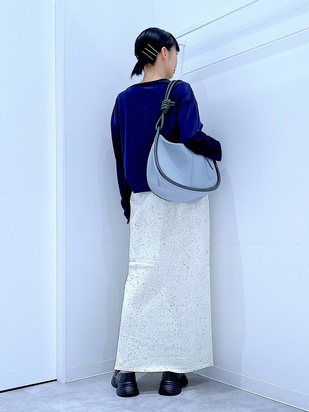 ブラック系のローファー、ブルー系のTシャツ/カットソー、グレー系のショルダーバッグを着用したレディースの秋コーディネートの5枚目の写真