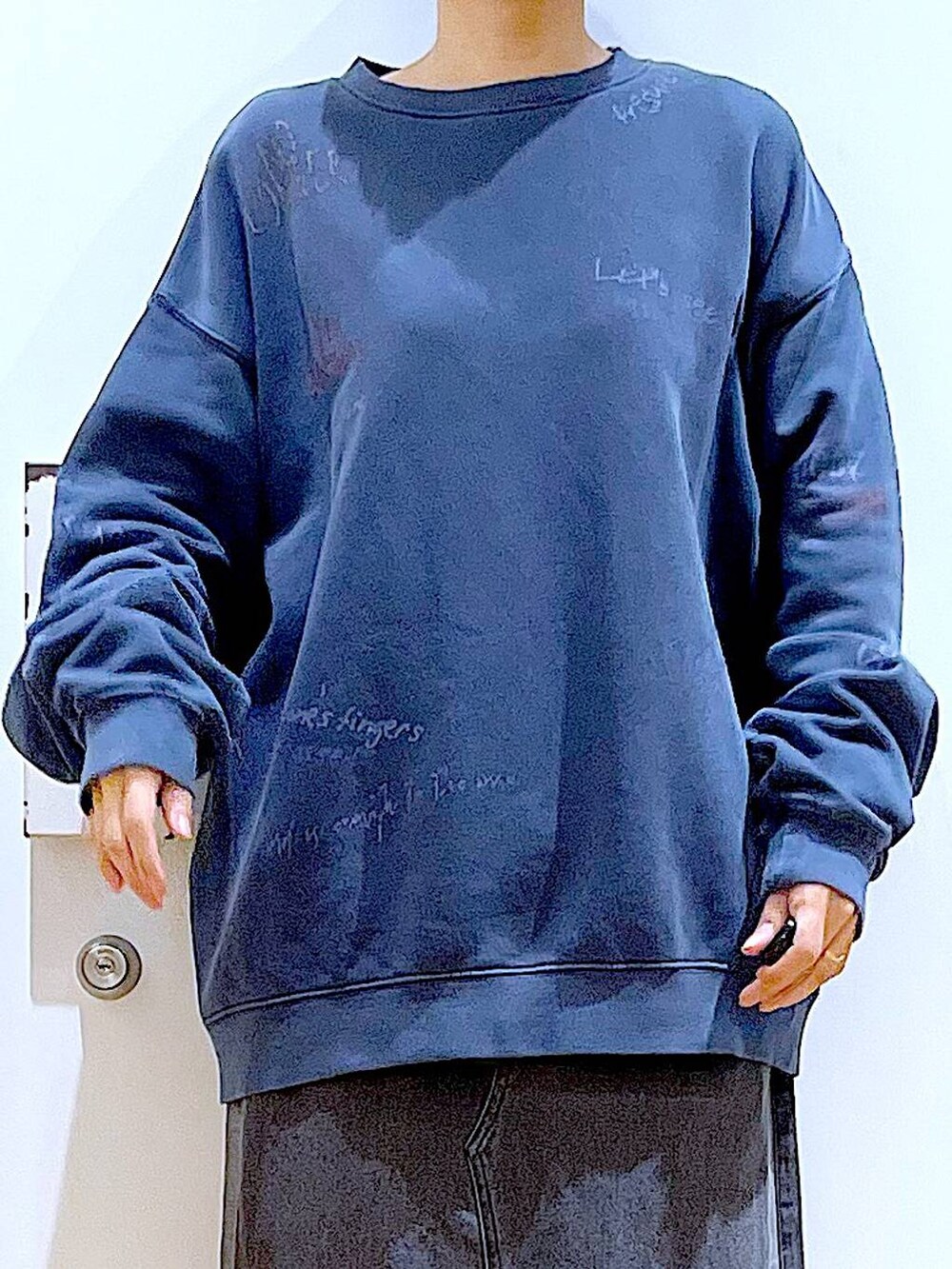 「リラックス、若見え、ゆったり、休日コーデ、骨格ウェーブ、LAKOLE、ユニセックス、オーバーサイズ、カジュアルコーデ、スウェット、バケットハット、スカート、ブーツ、トートバッグ、春コーデ」｜「LAKOLEのニットスニーカーソールブーツ / 140064（ブーツ、ブラック系）」を使った、あおき@LAKOLE海老名さん（レディース・156cm）の冬コーディネートの7枚目の写真