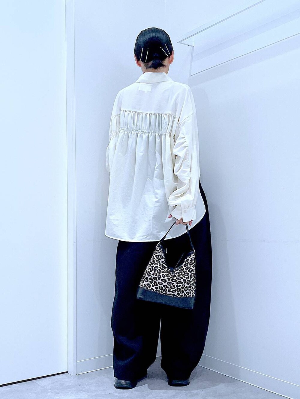 ブラック系のローファー、その他のショルダーバッグ、ブラック系のスウェットパンツを着用したレディースの秋コーディネートの5枚目の写真