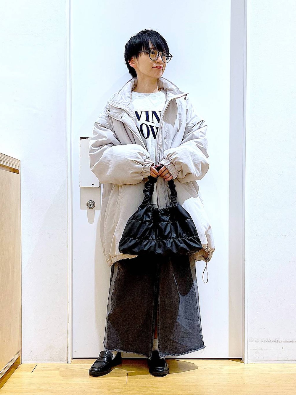 ブラック系のローファー、グレー系のその他アウター、ブラック系のショルダーバッグを着用したレディースの冬コーディネートの2枚目の写真