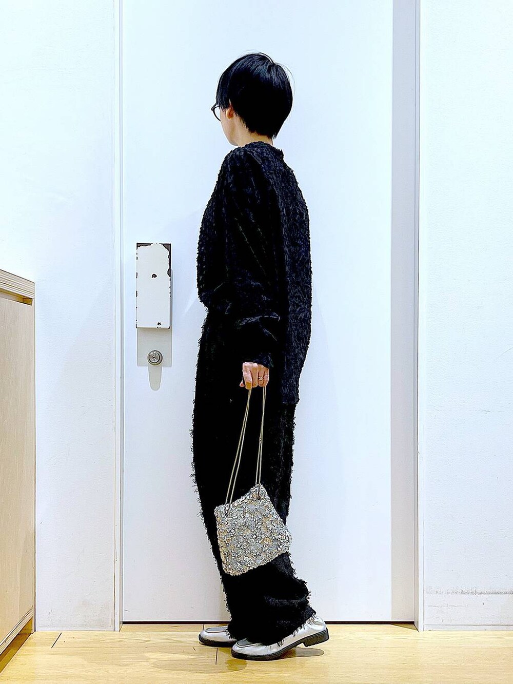 シルバー系のローファー、その他のショルダーバッグ、ブラック系のシャツ/ブラウスを着用したレディースの春コーディネートの3枚目の写真