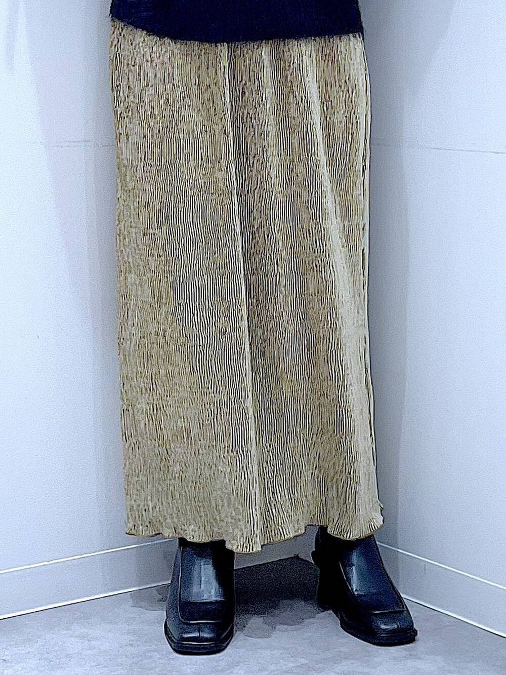 ブラック系のブーツ、ブラック系のニット/セーター、ブラック系のショルダーバッグを着用したレディースの冬コーディネートの8枚目の写真