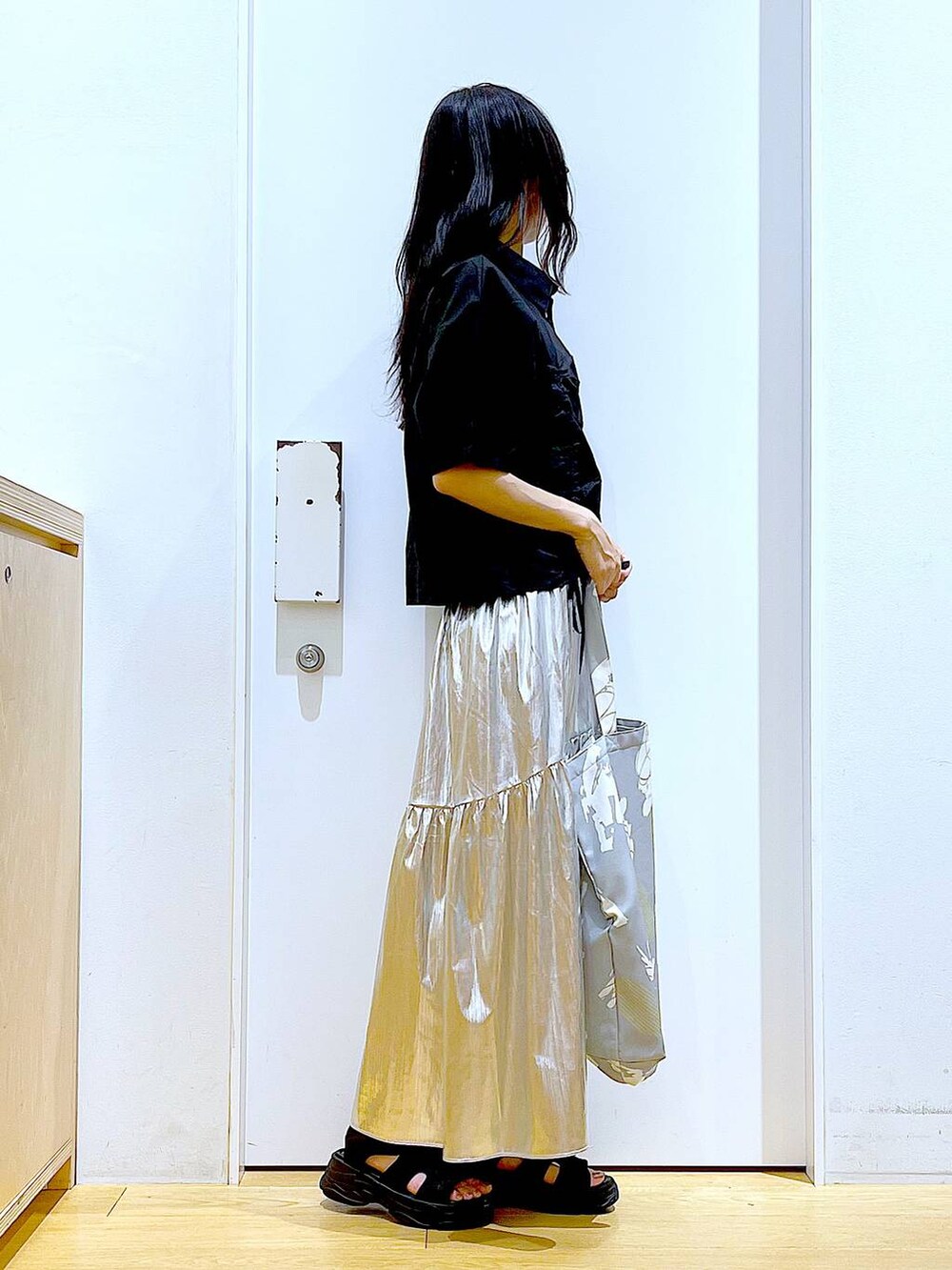 ブラック系のサンダル、グレー系のシャツ/ブラウス、グレー系のトートバッグを着用したレディースの夏コーディネートの4枚目の写真