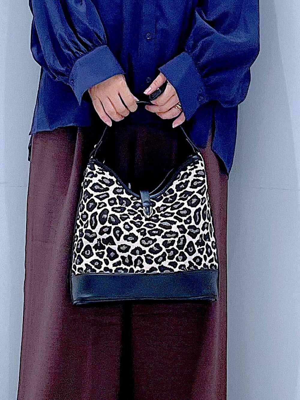 ブラウン系のその他パンツ、ホワイト系のローファー、その他のショルダーバッグを着用したレディースの秋コーディネートの9枚目の写真