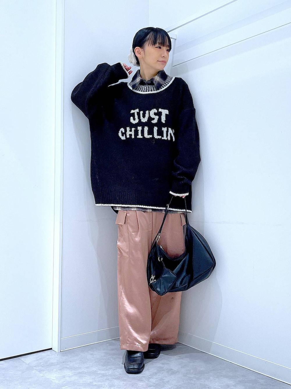 ブラック系のブーツ、ブラック系のシャツ/ブラウス、ブラック系のショルダーバッグを着用したレディースの冬コーディネートの2枚目の写真