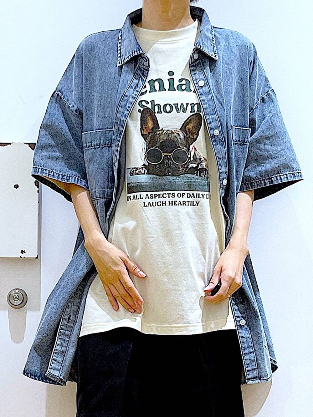 ホワイト系のサンダル、ブラック系のその他パンツ、グリーン系のショルダーバッグを着用したレディースの夏コーディネートの7枚目の写真